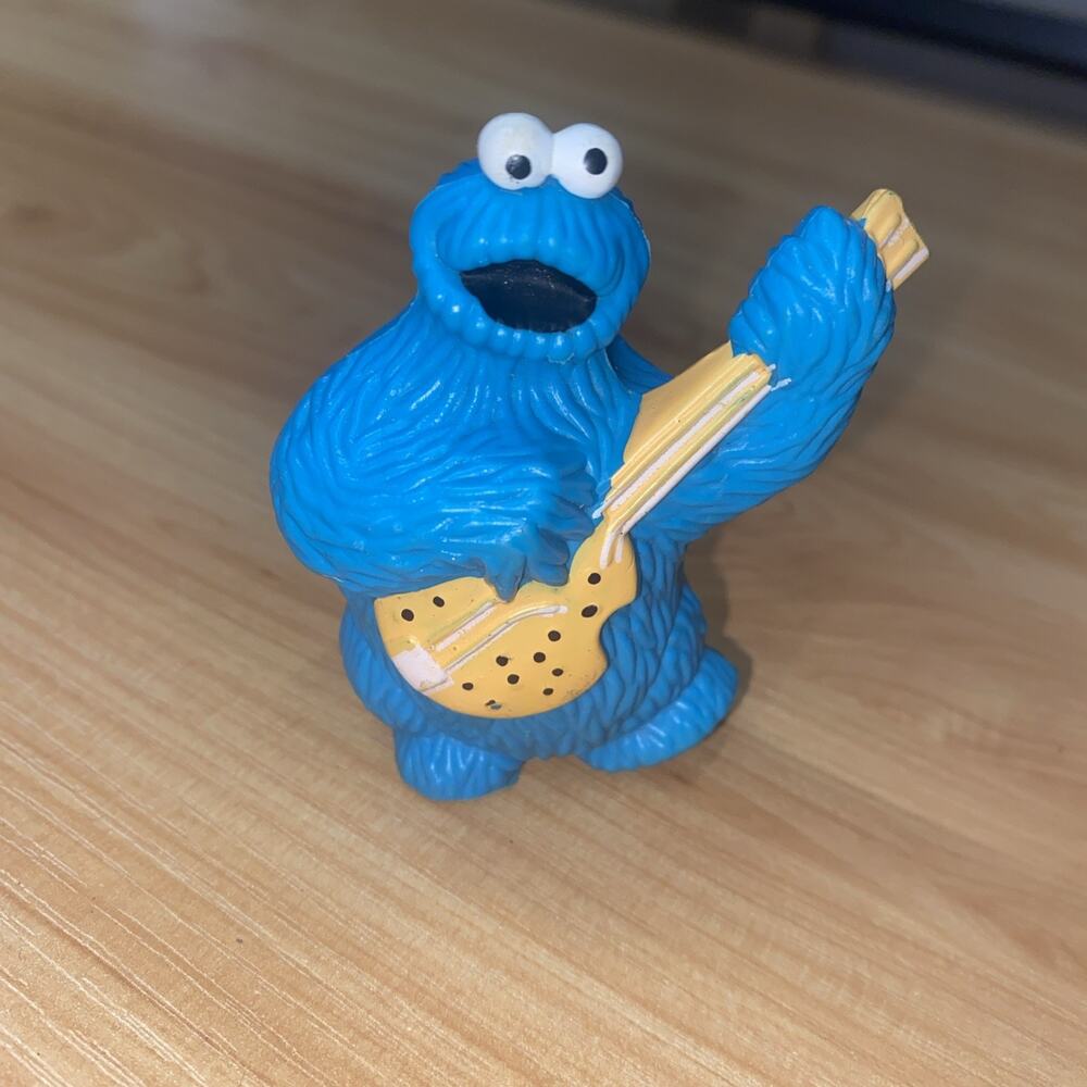 Cookie Monster Playing Guitar Toy Figure Sesame Street Muppets Inc PVC 1982 VTG